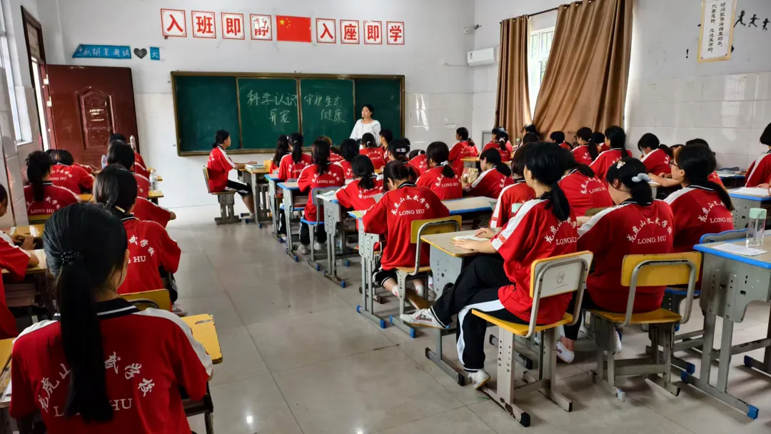 胡敏.jpg